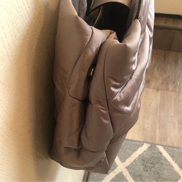 Tory Burch Ella Mini Taupe Puffer Bag. NWOT Approx 13” W x 10” H. Handle drop 8” - Picture 4 of 12